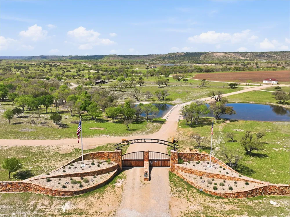 220 Cavalier Court Strawn, TX 76475