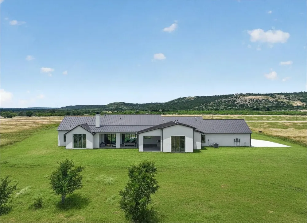 220 Cavalier Court Strawn, TX 76475