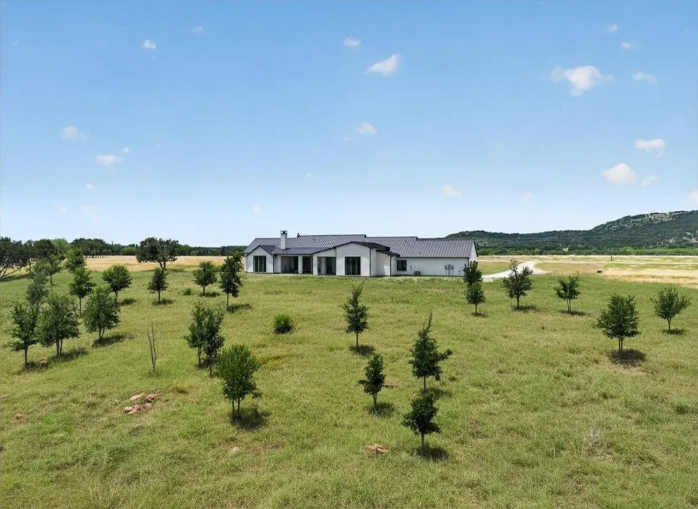 220 Cavalier Court Strawn, TX 76475