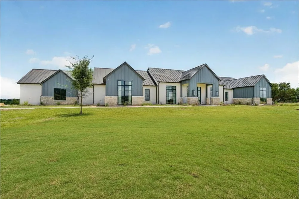 220 Cavalier Court Strawn, TX 76475