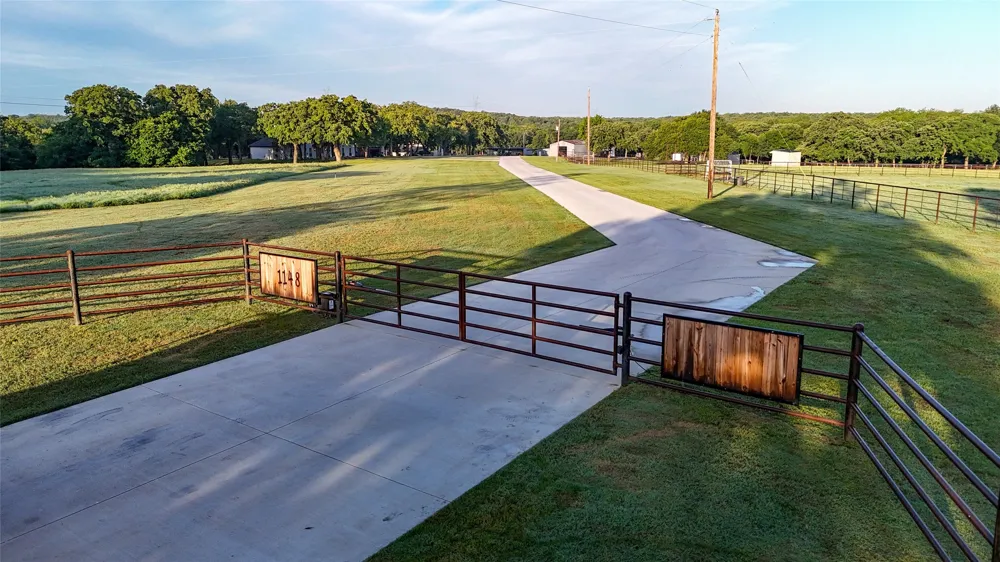 1148 County Road 1591 Alvord, TX 76225