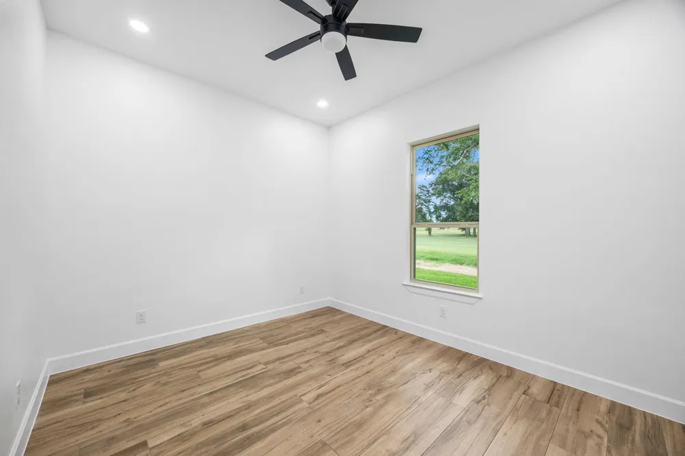 210 Birdie Dr Hempstead, TX 77445