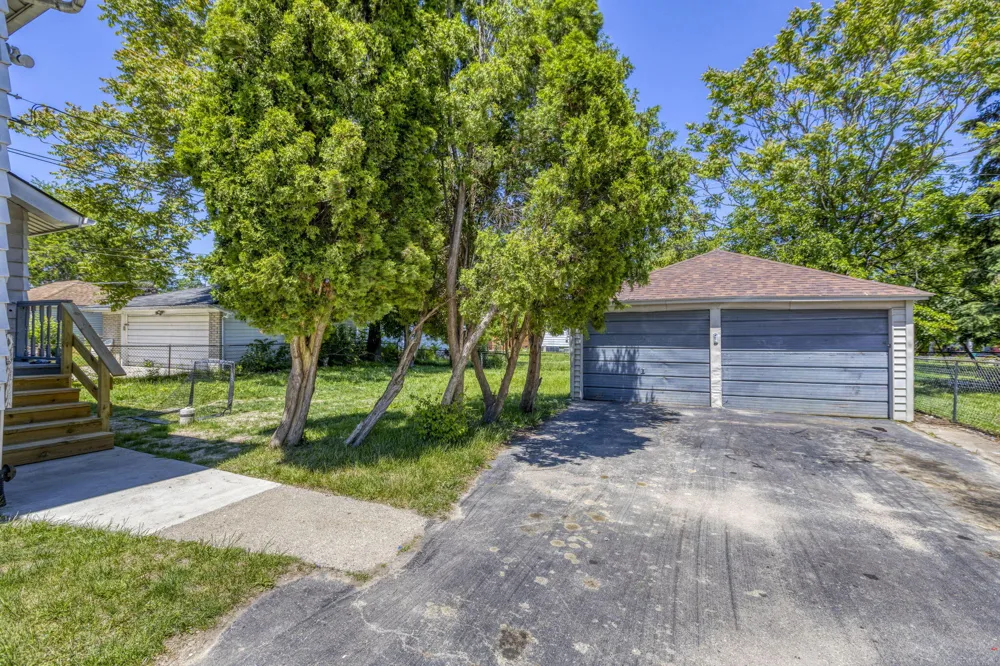 7359 Engleman Avenue Center Line, MI 48015