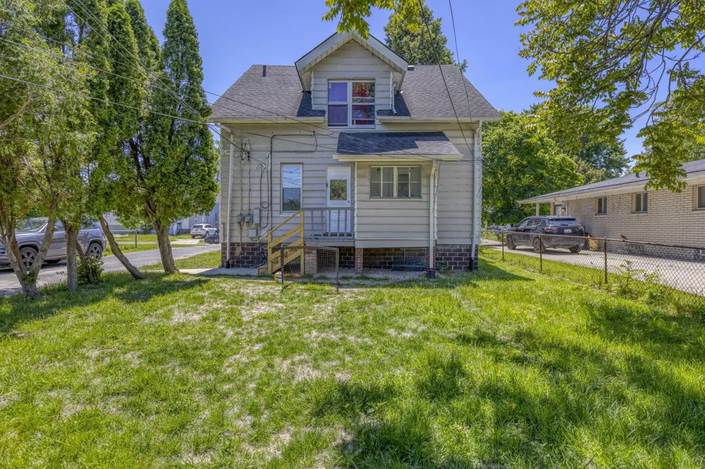 7359 Engleman Avenue Center Line, MI 48015