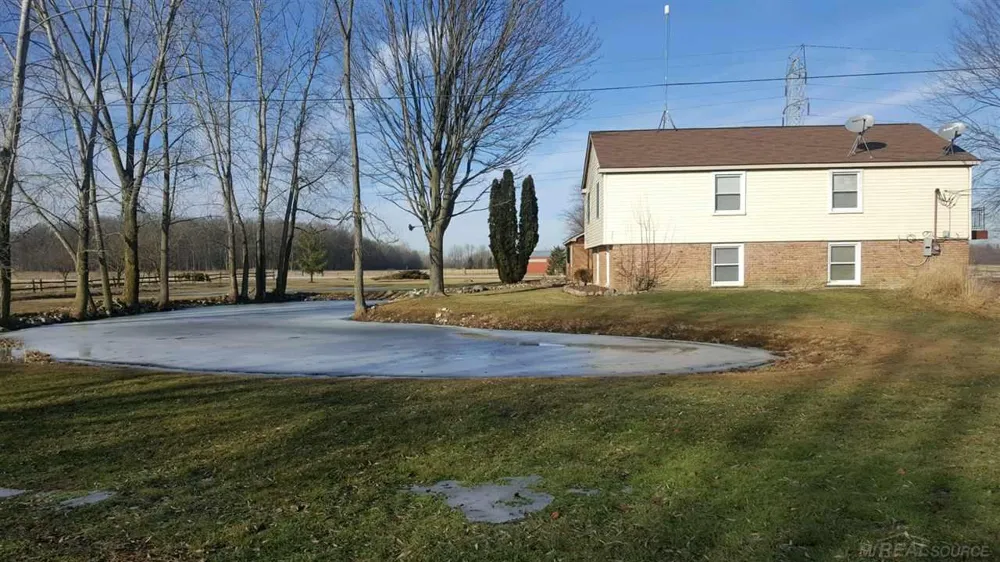 13775 mesmer Road Berlin Township, MI 48002