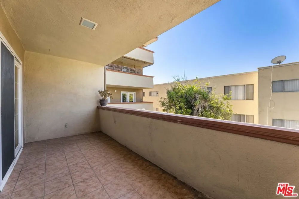 12500 Huston Street #104 Valley Village, CA 91607