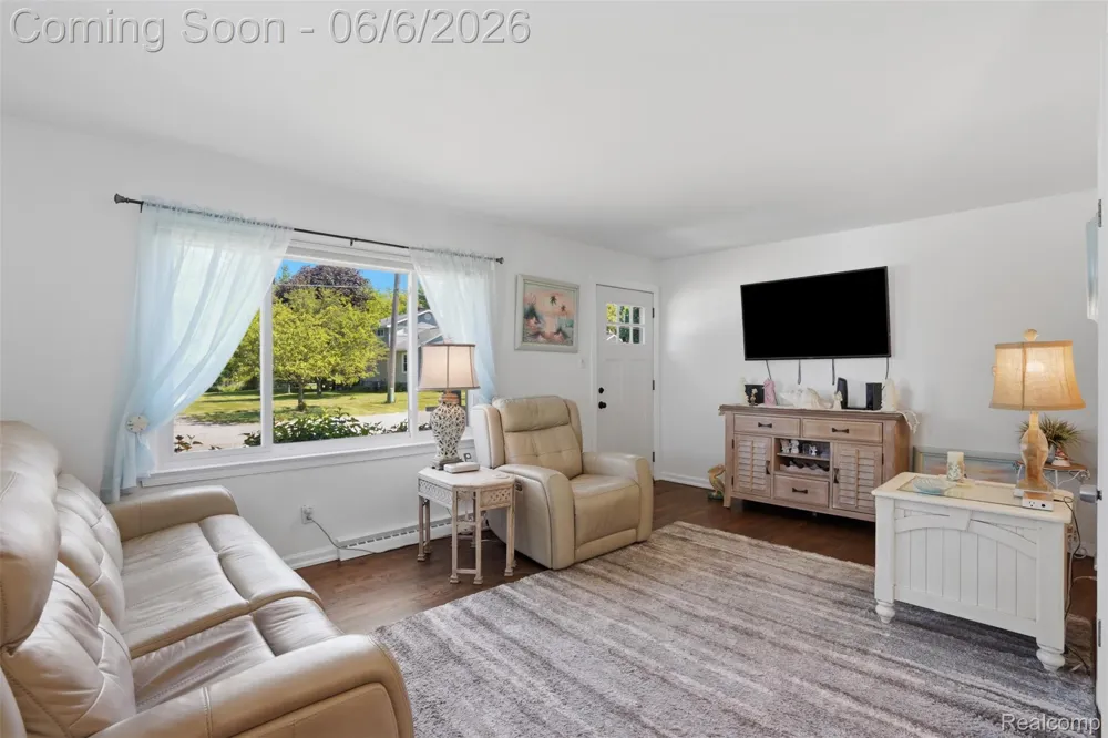 425 W Caroline Street Fenton City, MI 48430