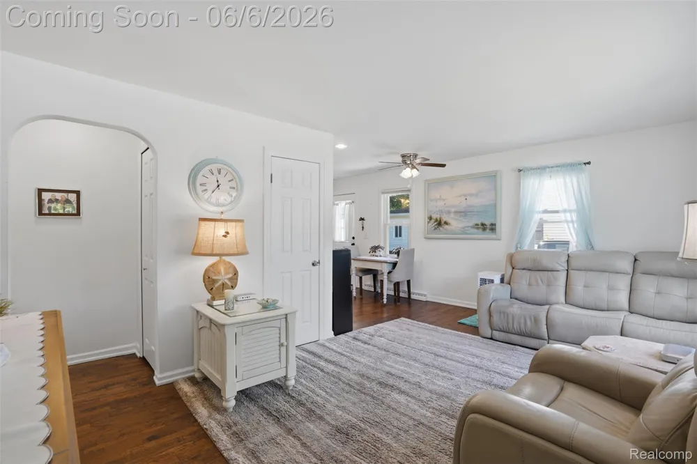 425 W Caroline Street Fenton City, MI 48430