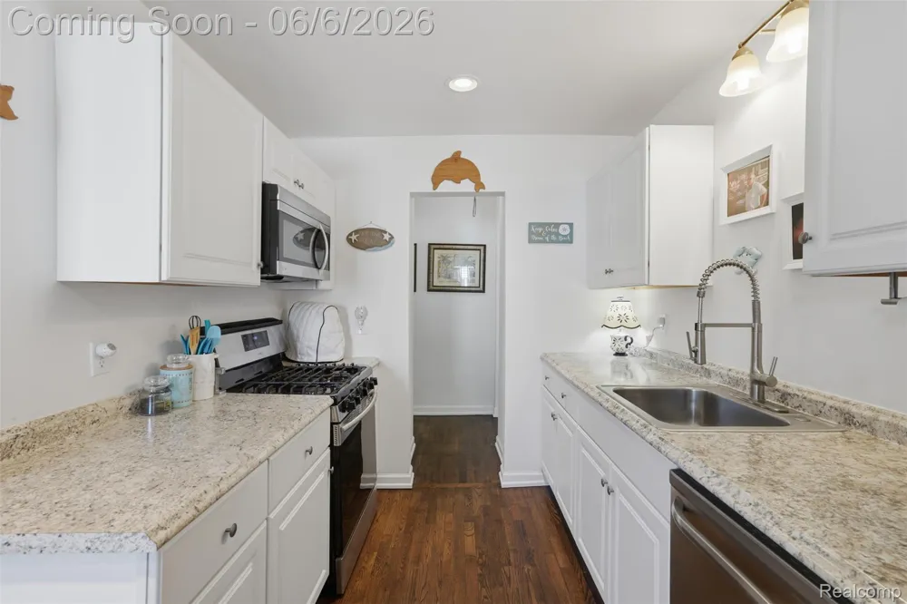 425 W Caroline Street Fenton City, MI 48430