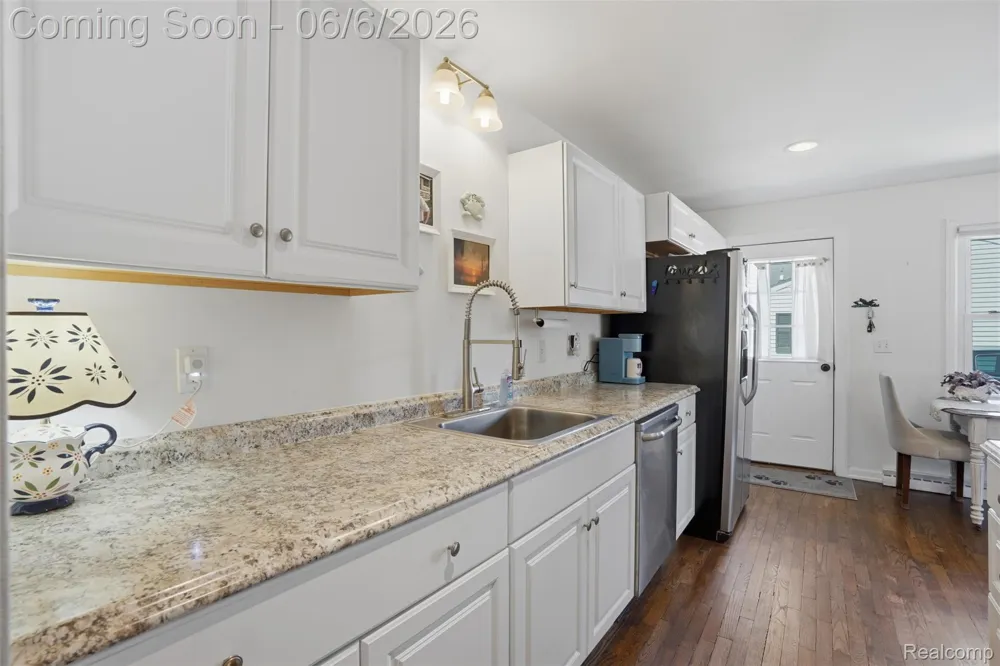 425 W Caroline Street Fenton City, MI 48430