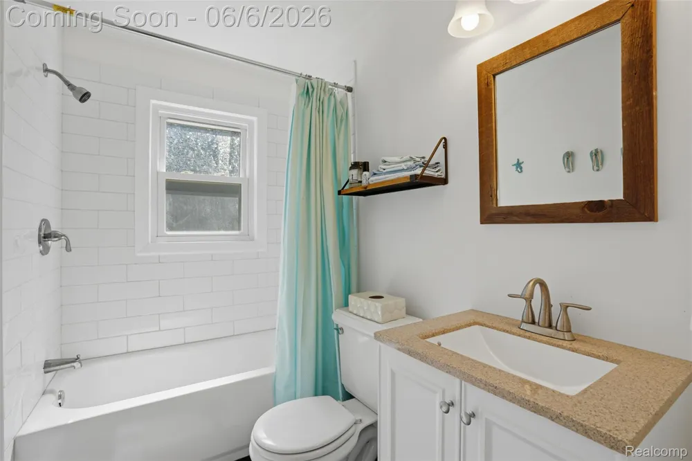 425 W Caroline Street Fenton City, MI 48430