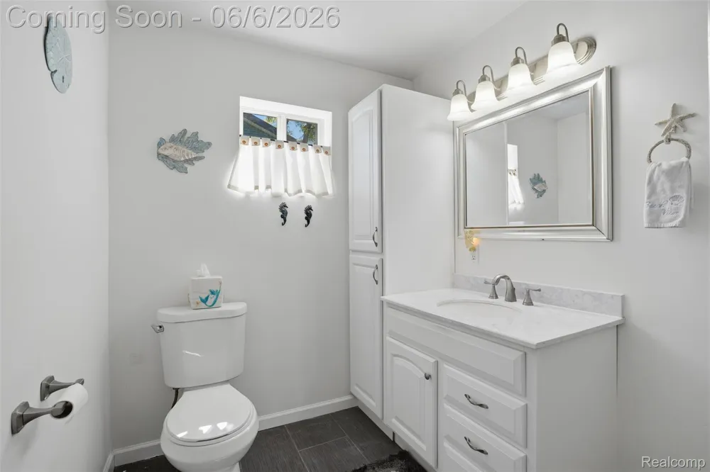 425 W Caroline Street Fenton City, MI 48430