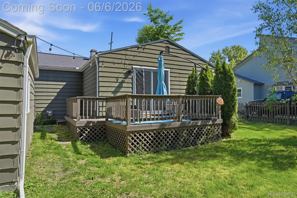 425 W Caroline Street Fenton City, MI 48430