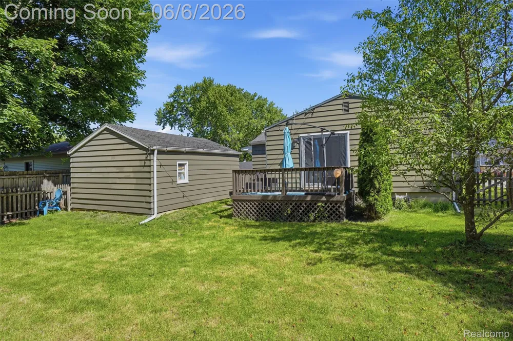 425 W Caroline Street Fenton City, MI 48430