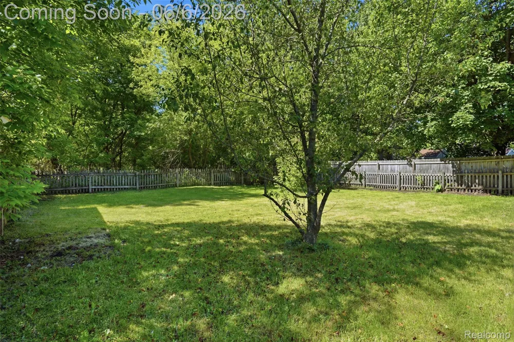 425 W Caroline Street Fenton City, MI 48430