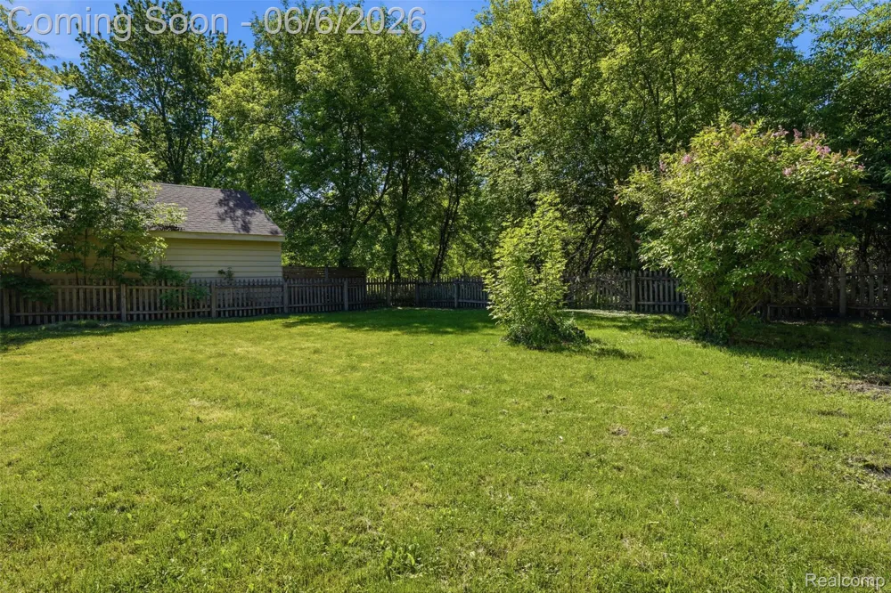 425 W Caroline Street Fenton City, MI 48430