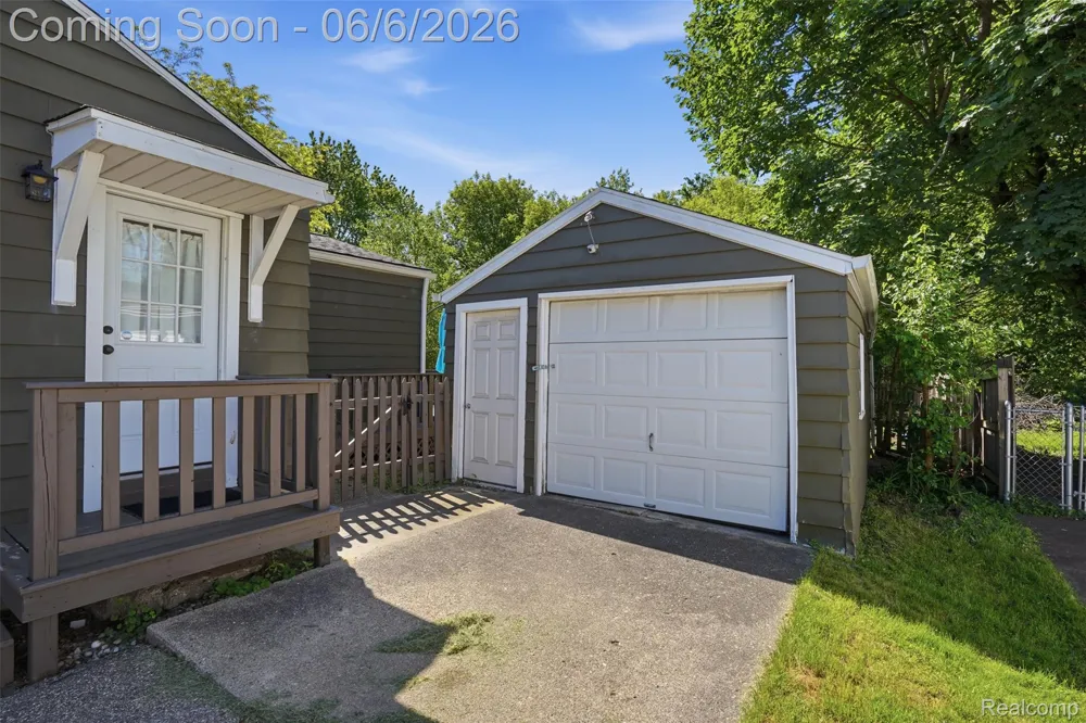 425 W Caroline Street Fenton City, MI 48430