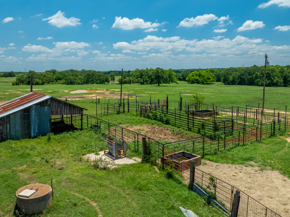 400 619 Spur Elgin, TX 78621