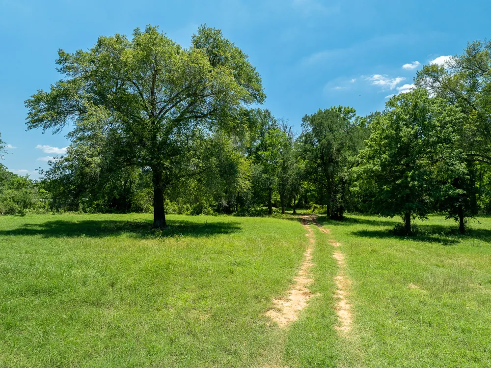 400 619 Spur Elgin, TX 78621