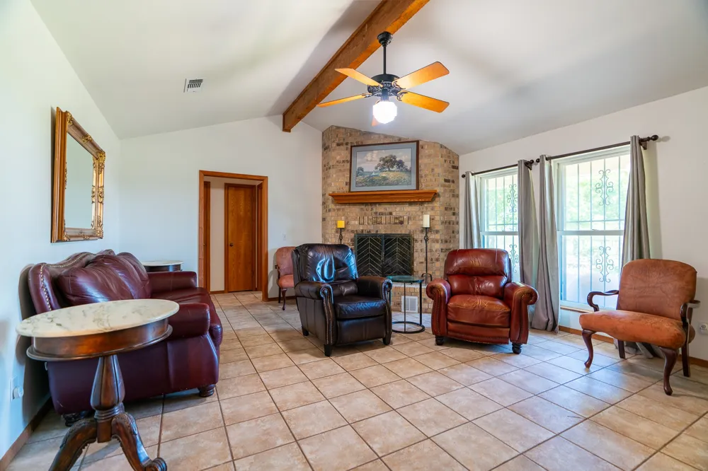 400 619 Spur Elgin, TX 78621