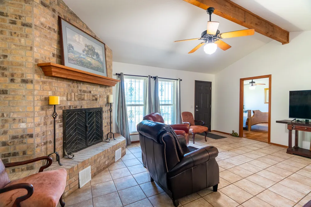 400 619 Spur Elgin, TX 78621