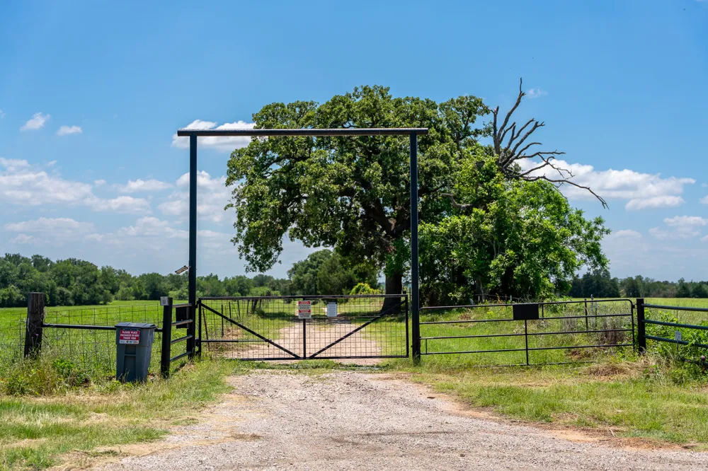 400 619 Spur Elgin, TX 78621
