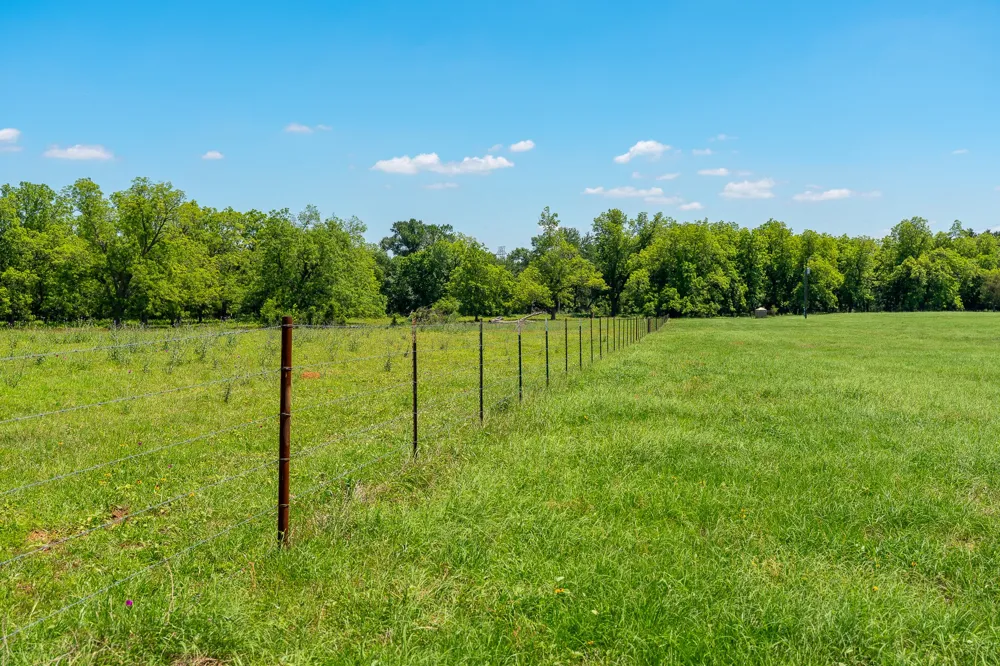 400 619 Spur Elgin, TX 78621