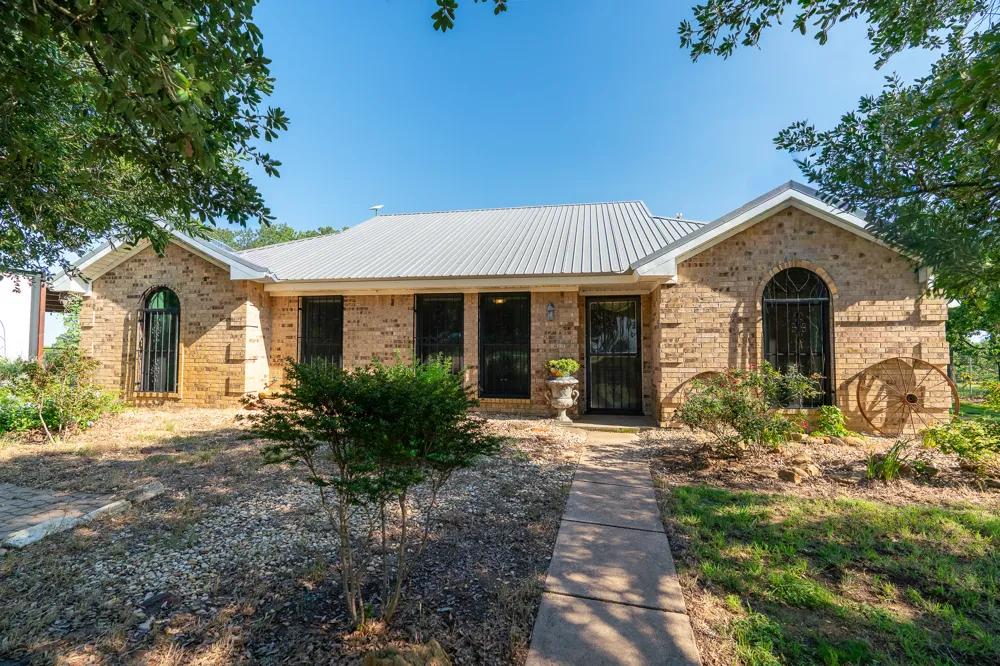 400 619 Spur Elgin, TX 78621