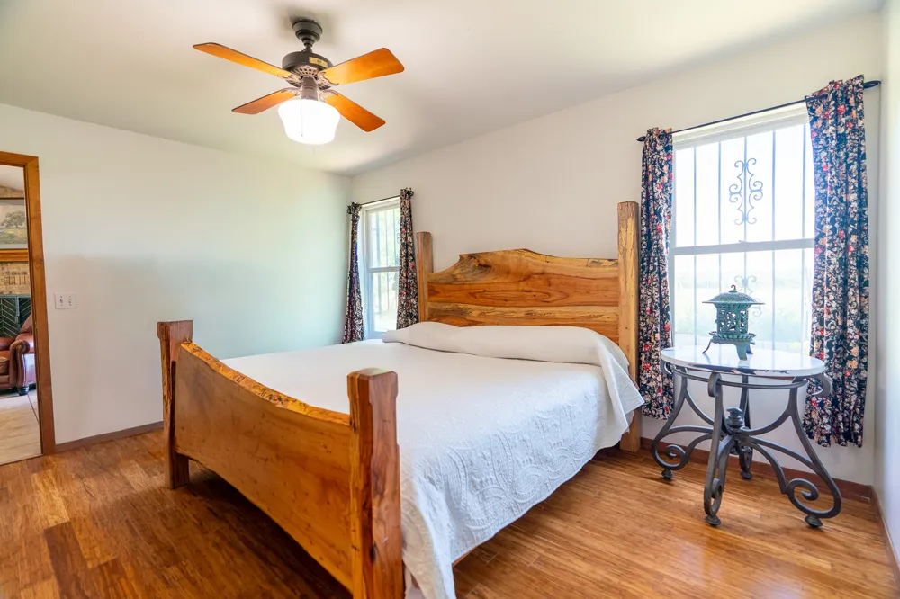 400 619 Spur Elgin, TX 78621