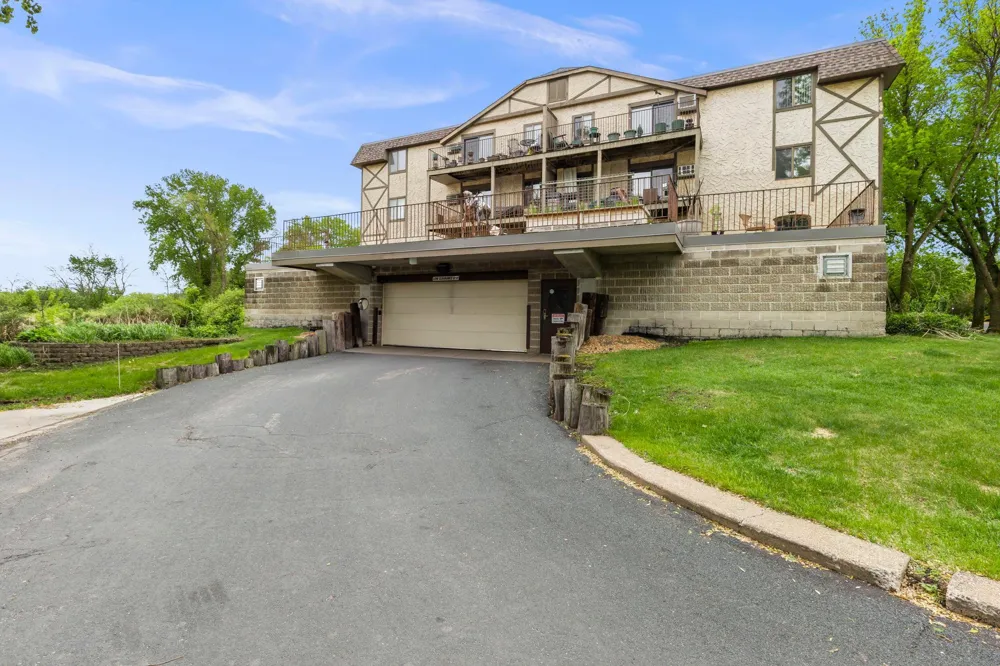 1304 W Medicine Lake Drive #308 Plymouth, MN 55441