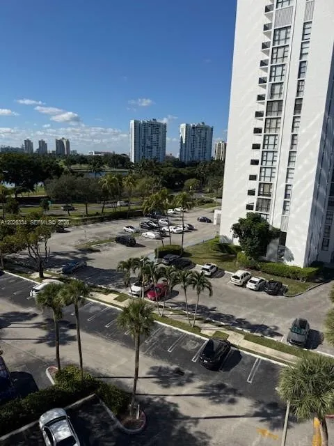 3701 Country Club Dr #706 Aventura, FL 33180