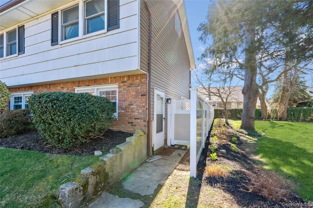 445 S Wellwood Avenue Lindenhurst, NY 11757