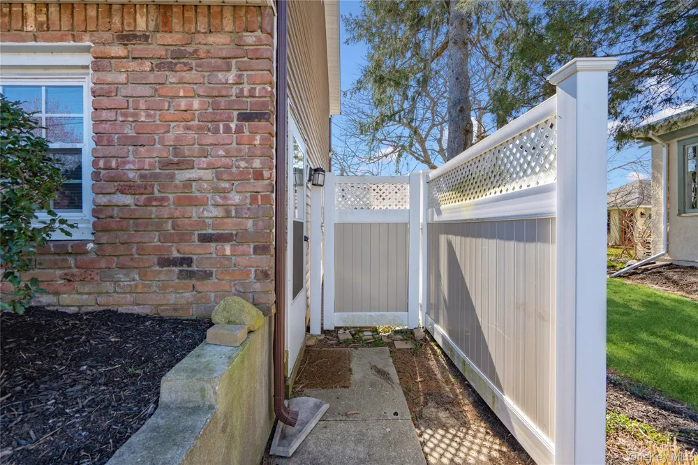 445 S Wellwood Avenue Lindenhurst, NY 11757