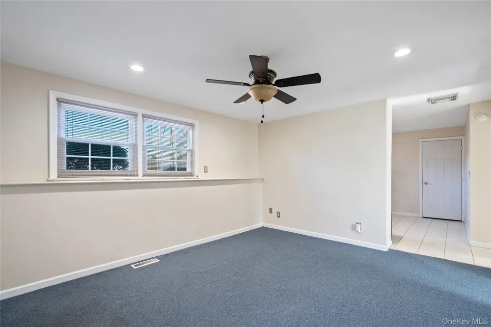 445 S Wellwood Avenue Lindenhurst, NY 11757