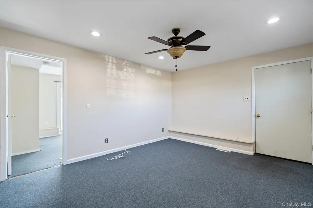 445 S Wellwood Avenue Lindenhurst, NY 11757