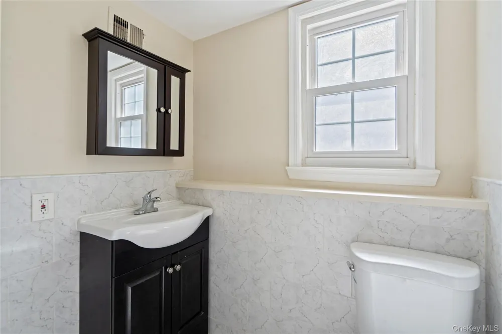 445 S Wellwood Avenue Lindenhurst, NY 11757