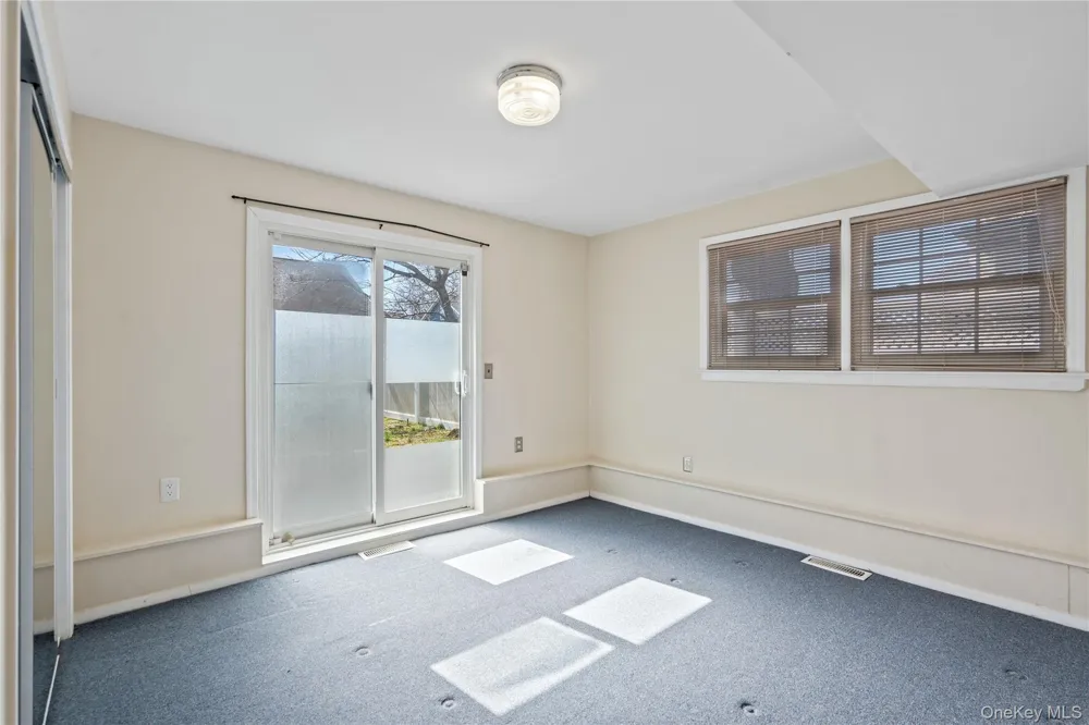 445 S Wellwood Avenue Lindenhurst, NY 11757