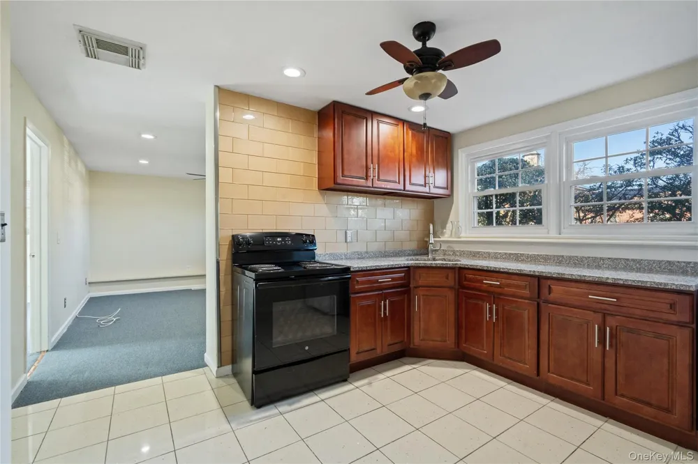 445 S Wellwood Avenue Lindenhurst, NY 11757