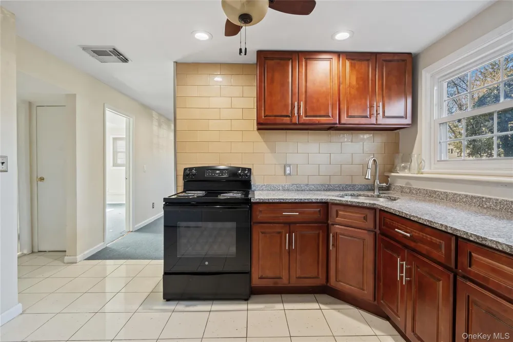445 S Wellwood Avenue Lindenhurst, NY 11757