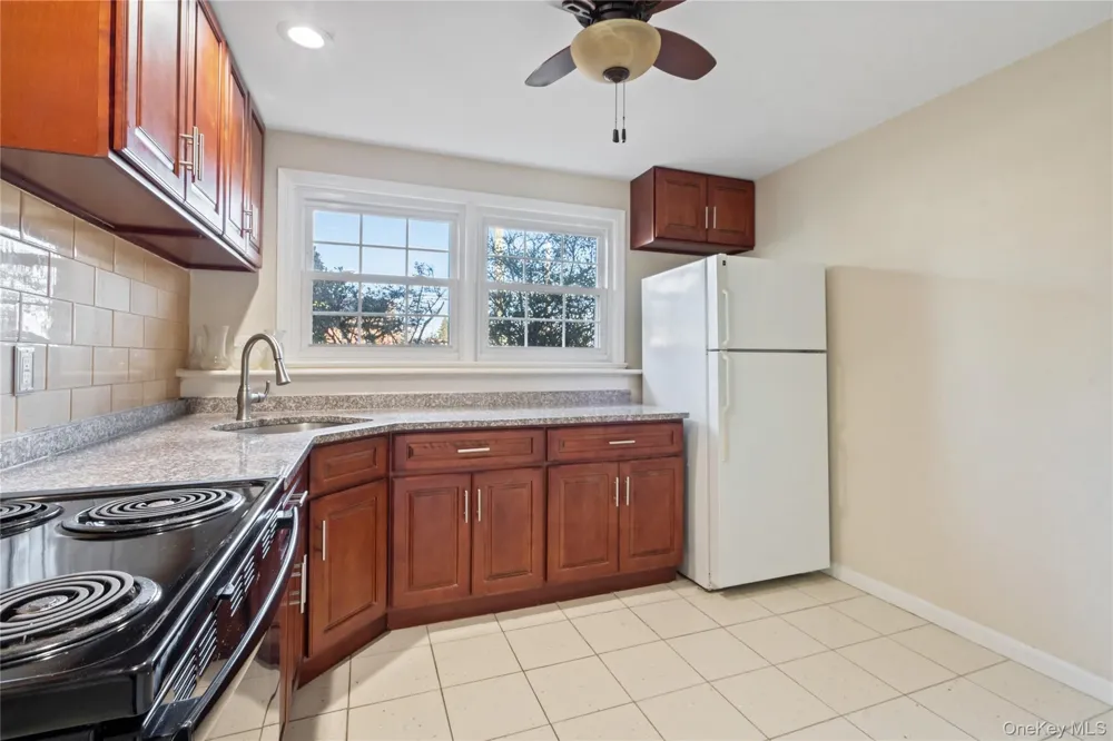 445 S Wellwood Avenue Lindenhurst, NY 11757