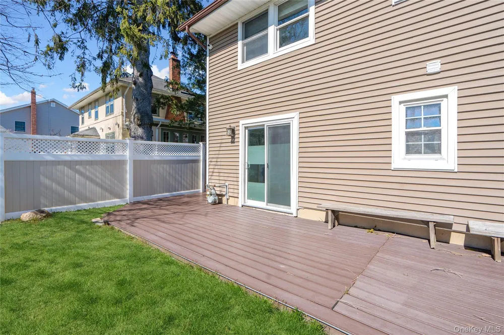 445 S Wellwood Avenue Lindenhurst, NY 11757