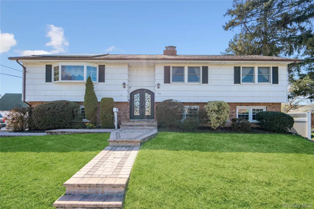 445 S Wellwood Avenue Lindenhurst, NY 11757