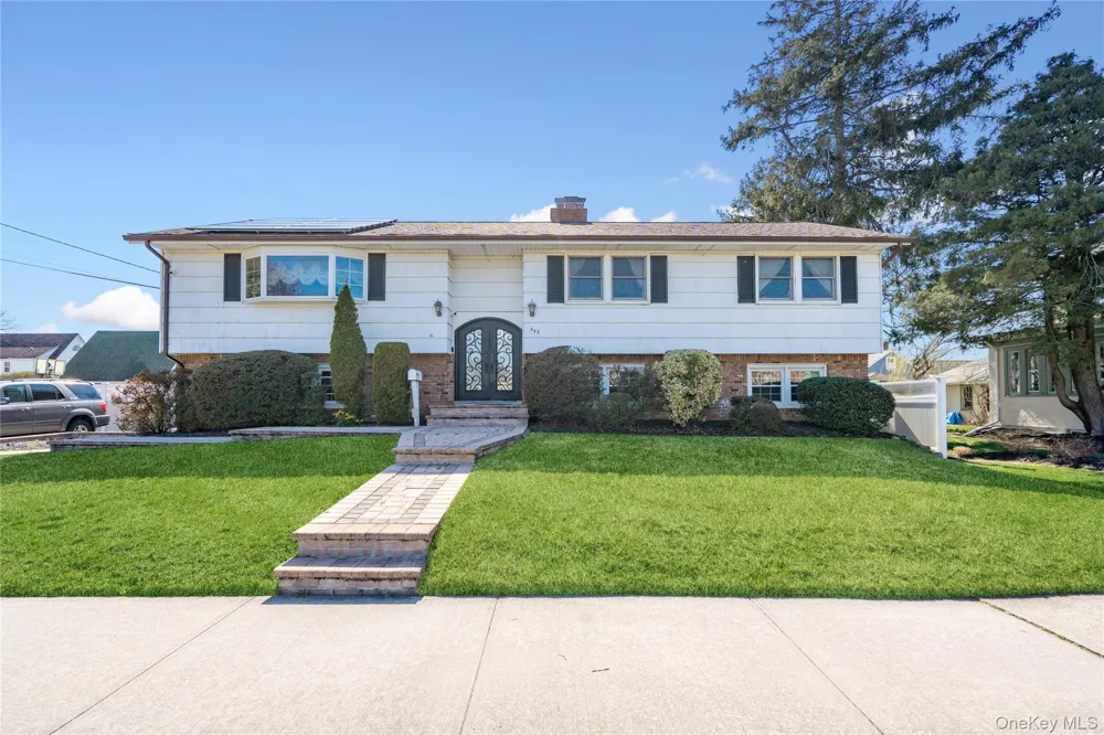 445 S Wellwood Avenue Lindenhurst, NY 11757