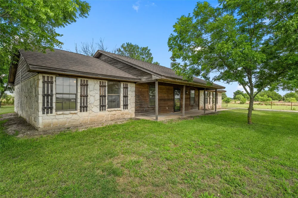 188 Baese Road West, TX 76691