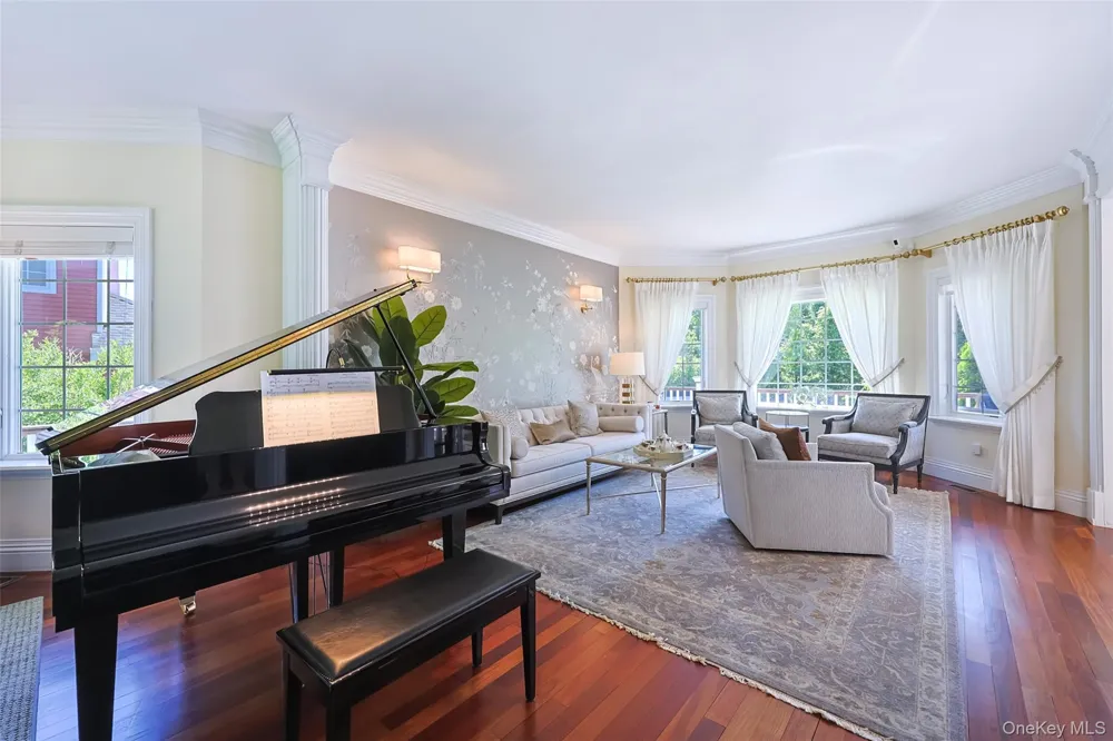78 Swan Court East Hills, NY 11576