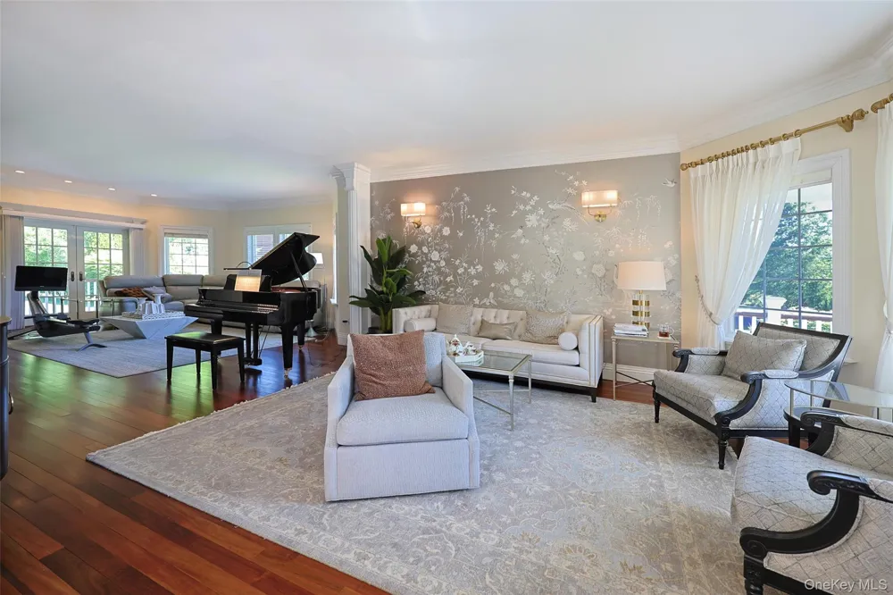 78 Swan Court East Hills, NY 11576