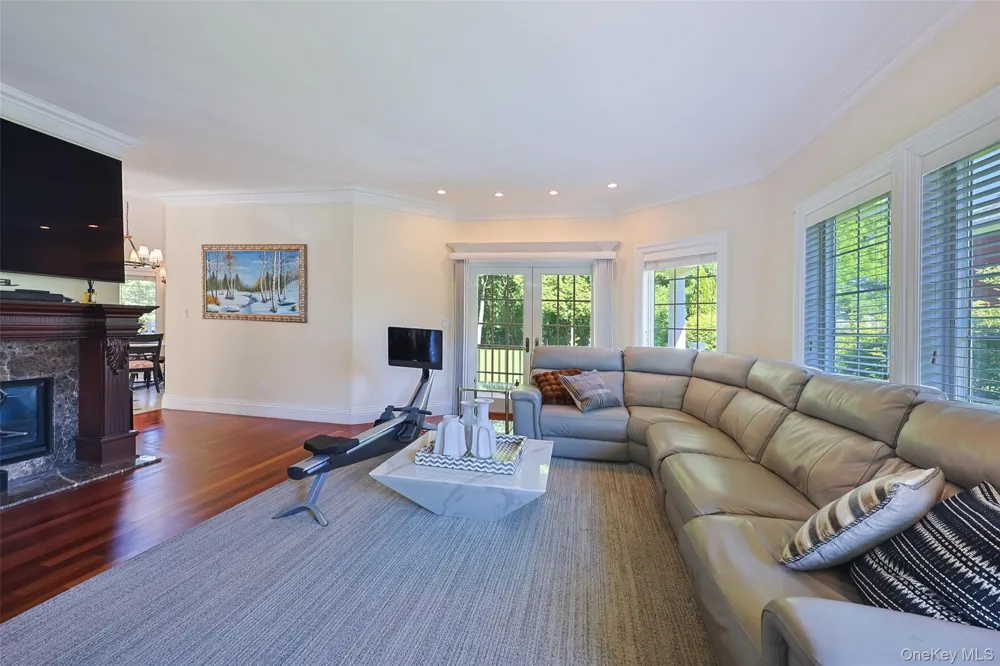 78 Swan Court East Hills, NY 11576