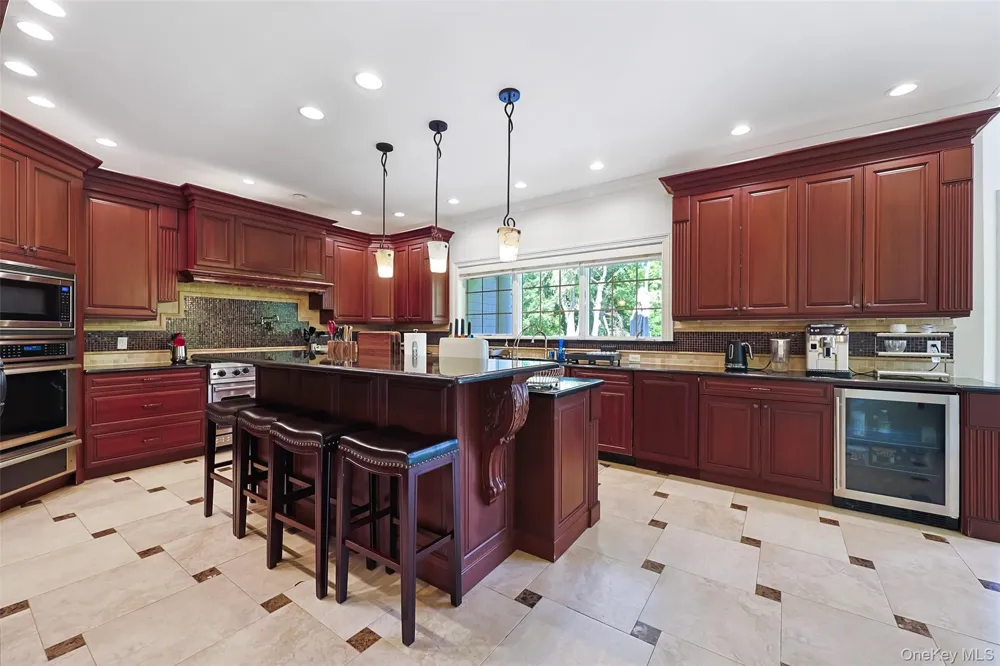 78 Swan Court East Hills, NY 11576