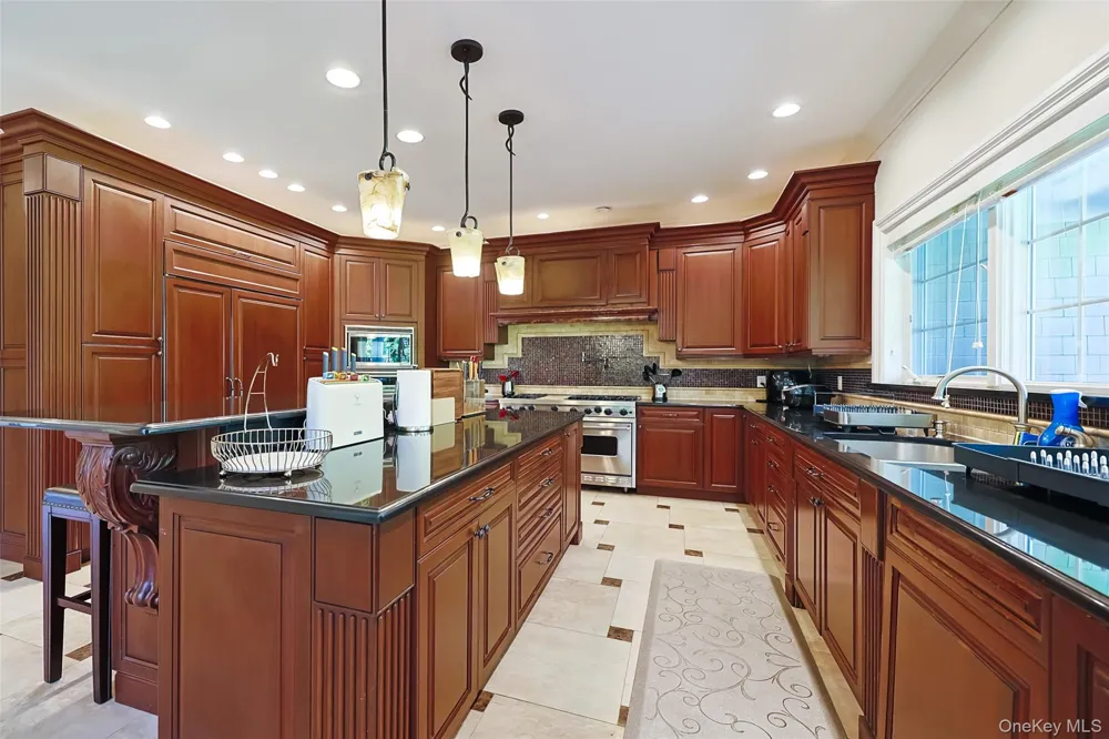 78 Swan Court East Hills, NY 11576