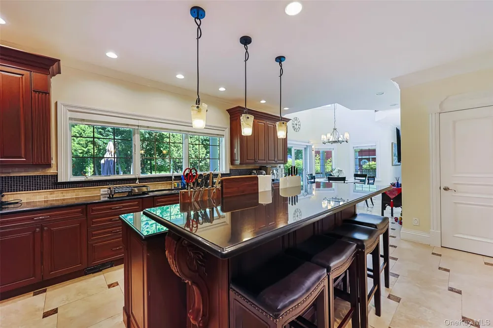 78 Swan Court East Hills, NY 11576